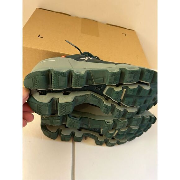 On Cloud waterproof Swiss engineered size 6 green - Picture 5 of 8